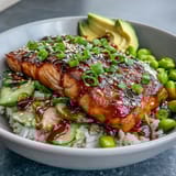 Frische Edamame und cremige Avocado schichten die Honey Sriracha Salmon Bowl für den perfekten Bissen.