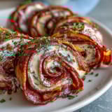 2. Bunte Tortilla-Röllchen mit italienischen Aufschnitt und Gemüse, perfekt für Partys und Picknicks.