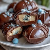 Creamy hausgemachte Erdnussbutter-Eier mit glatter Schokoladenglasur, perfekt für Ostern.