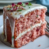 Zarter Rosé-Velvet-Kuchen mit seidiger Frischkäse-Frosting und luxuriösem essbarem Gold-Drip – perfekt für eine unvergessliche Hochzeitsfeier.  