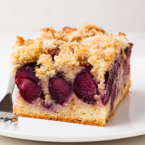 Saftiger deutscher Pflaumenkuchen mit knusprigem Streusel, ideal für Kaffee-Geselligkeit.  