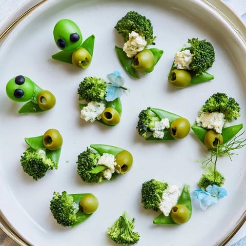 Attaque dExtraterrestres Snacks Verts: Crunchy green alien snacks with guacamole faces and green chips surrounding them.