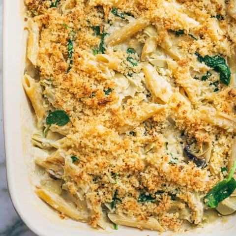 Goldene Artichoke Pasta Bake mit knuspriger Kruste aus Parmesan und Semmelbröseln, direkt aus dem Ofen