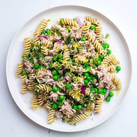 Frisch zubereitete Lemony Tuna Pasta Salad mit glasierter Pasta, knackigem Erbsen und zitronigem Dressing.