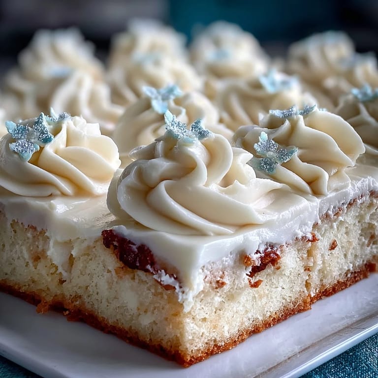 Saftiger Vanille-Sheet-Cake, verziert für den High School Abschluss 2026.