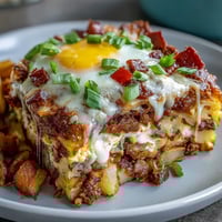 Herzhafte Overnight Amish-Frühstücksauflauf mit Wurst, Kartoffeln und geschmolzenem Käse.  