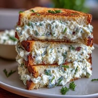 Englische Tee-Sandwiches mit Kentucky Derby Benedictin, gefüllt mit cremigem Gurken-Frischkäse und frischem Dill.