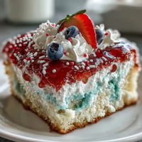 Festlicher Memorial Day Red White Blue Poke Cake mit leuchtenden Farben und Sahne.